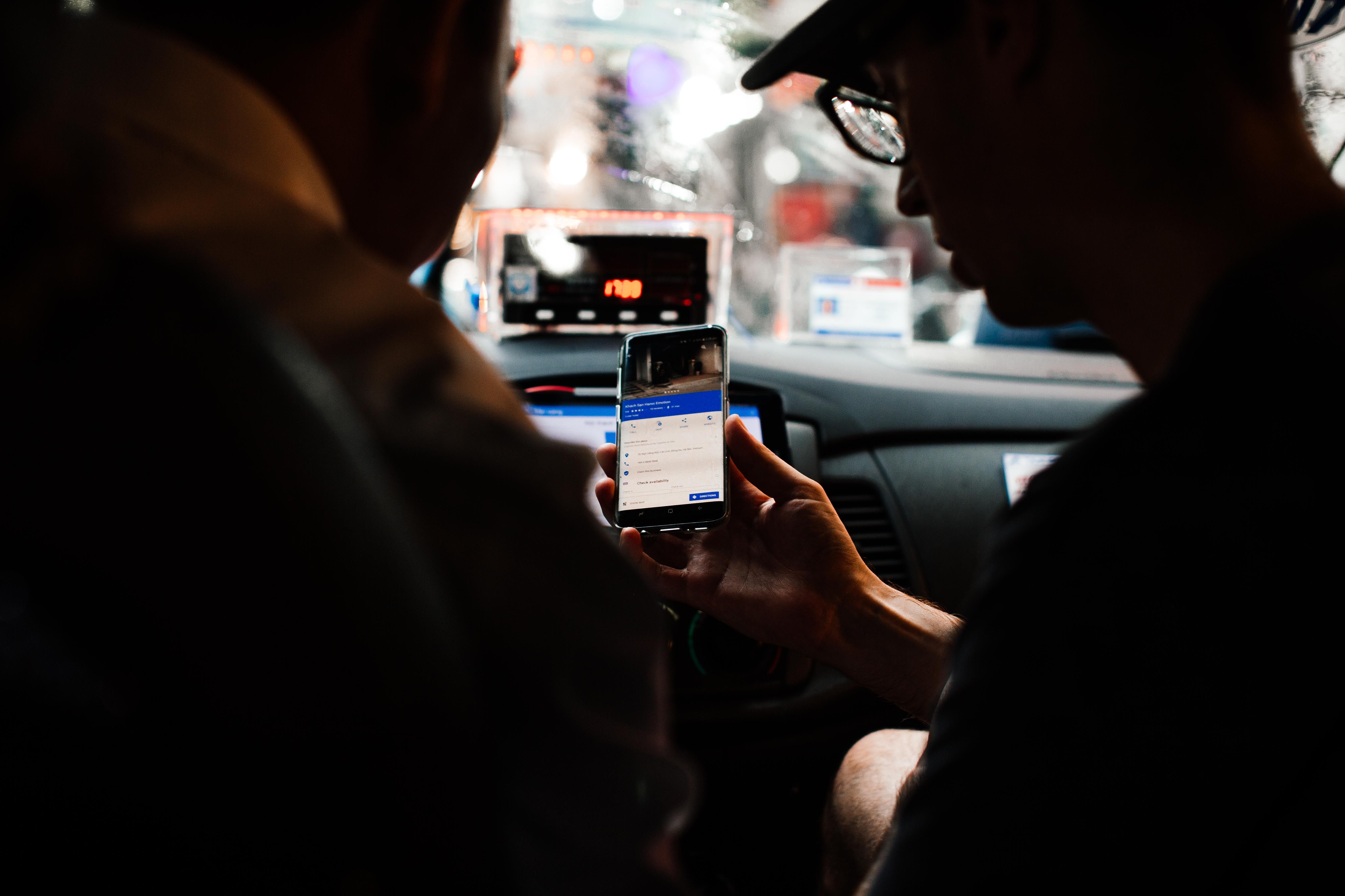 Carro elétrico em ambiente urbano — depreciação e revenda para motorista de app