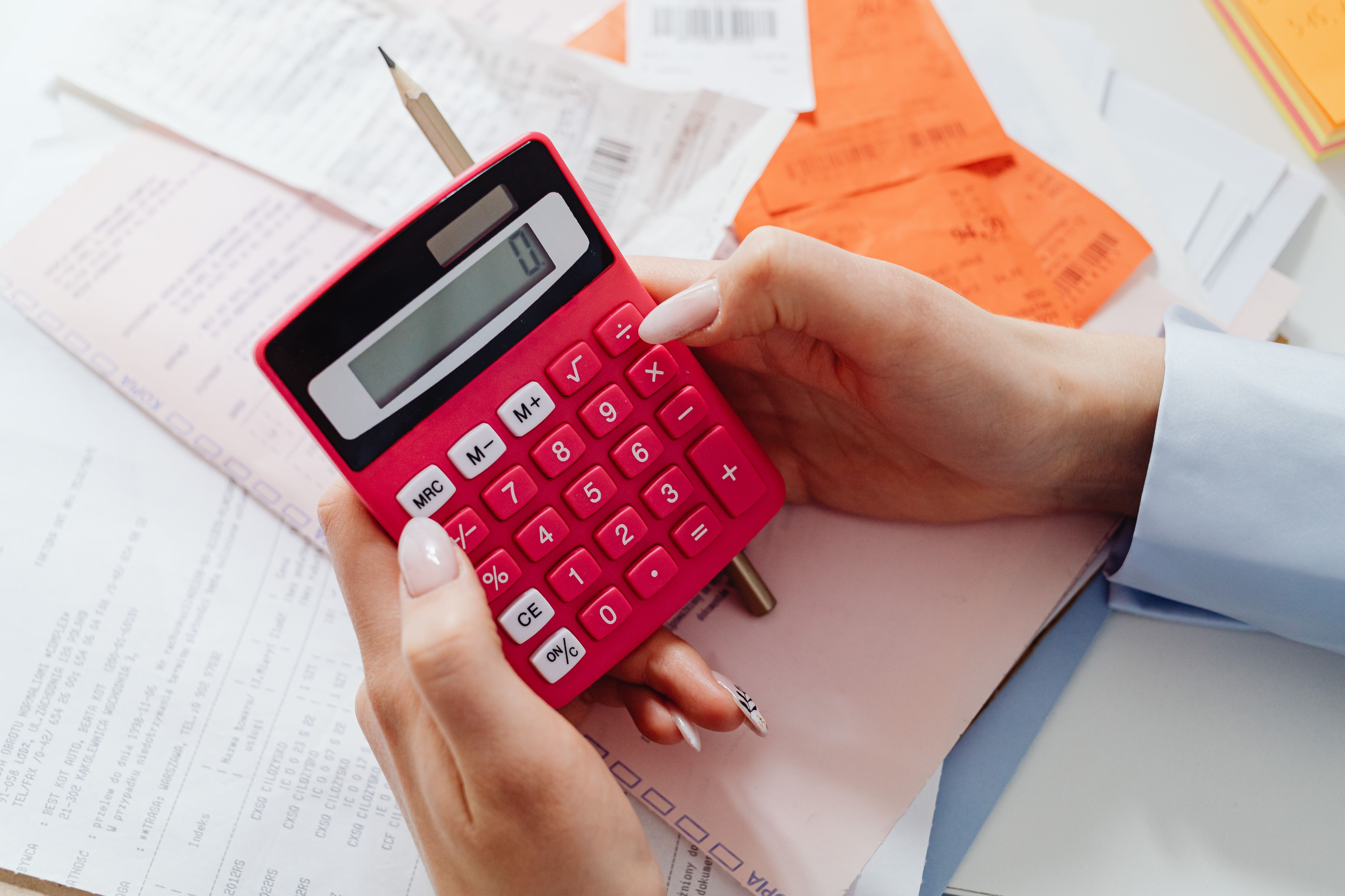 Calculadora e recibos — fazendo as contas antes de assinar o financiamento