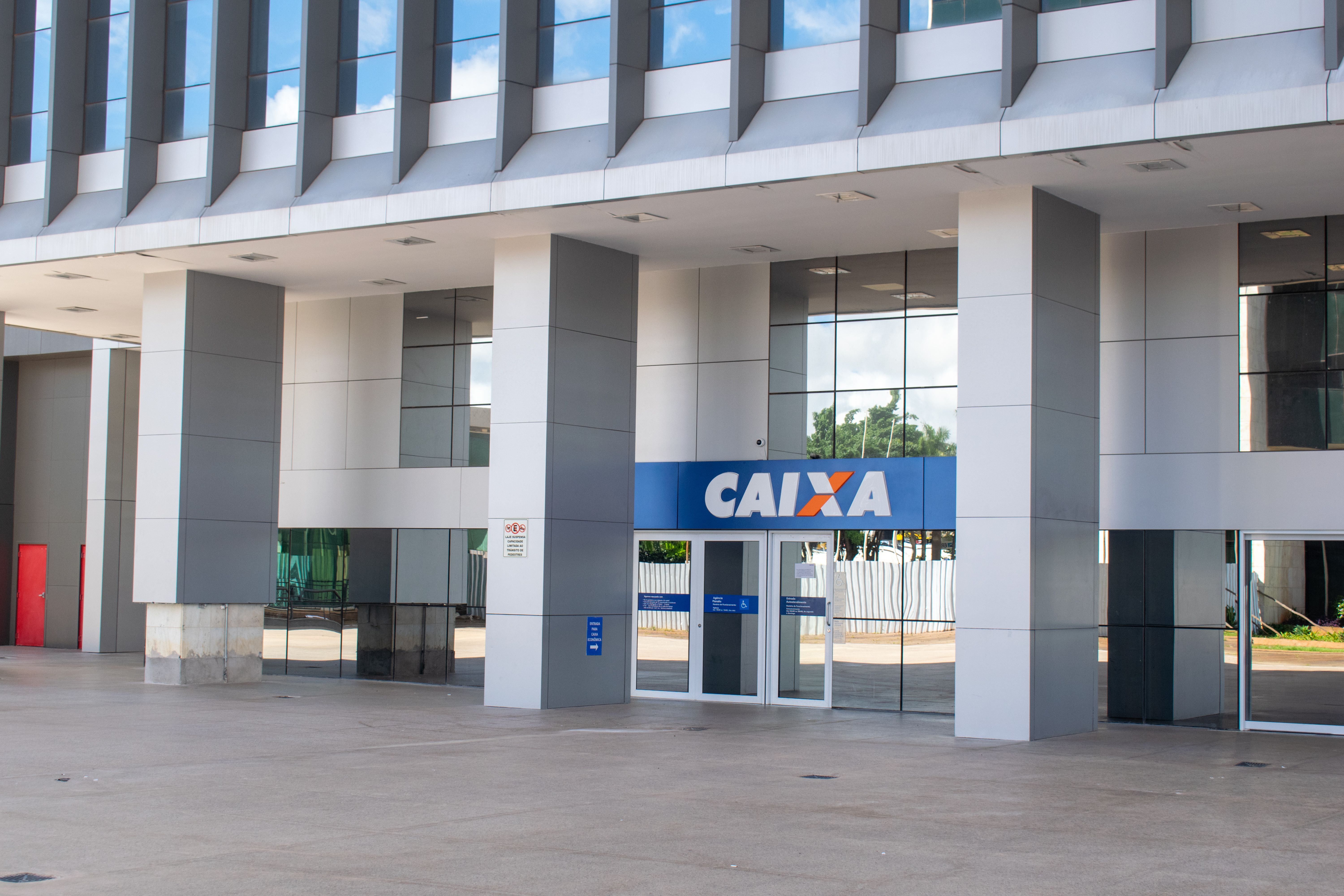 Fachada de agência bancária — representando as instituições financeiras participantes do Move Brasil