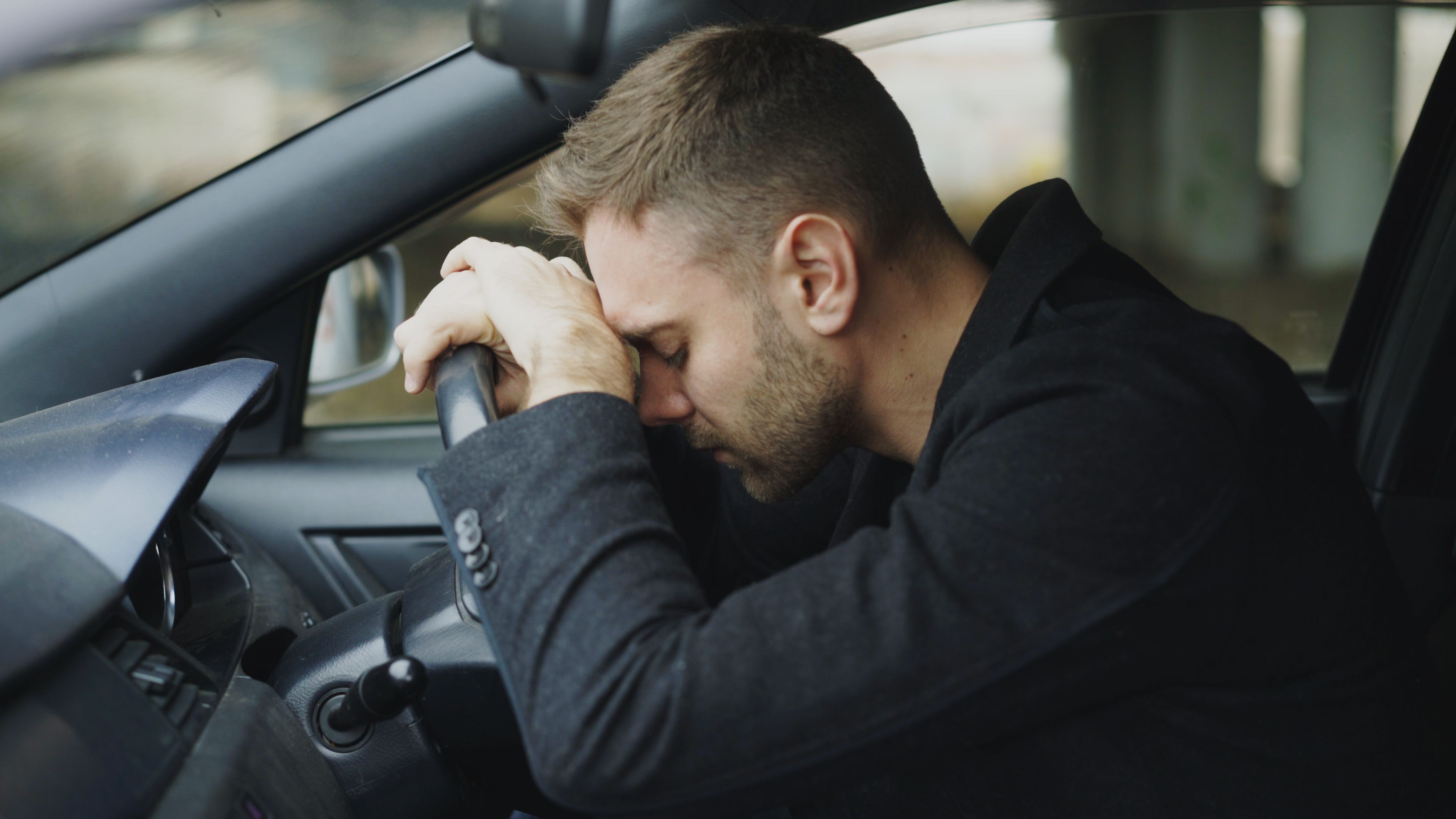 Motorista cansado precisando parar para descansar